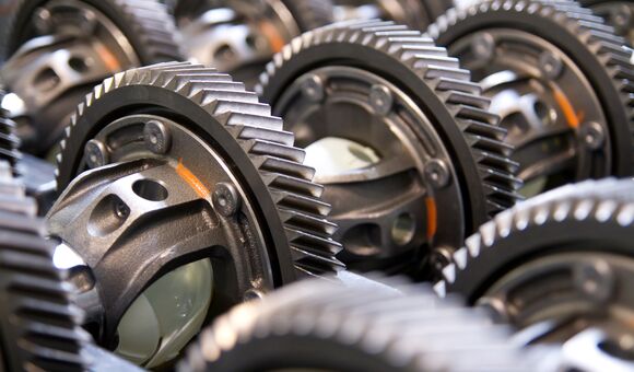 © vizualni - stock.adobe.com zahnräder, automobil, produktion, fertigung, mechanik, fliessband, getriebe, auto, automechaniker, automatikgetriebe, autorennen, autoreparatur, antriebswelle, cnc, edelstahl, ersatzteile, fabrik, fräsen, gangschaltung, gänge, herstellung, kraft, leistung, metall, reparatur, stahl, verschleiss, verschleissteile, welle, zulieferer